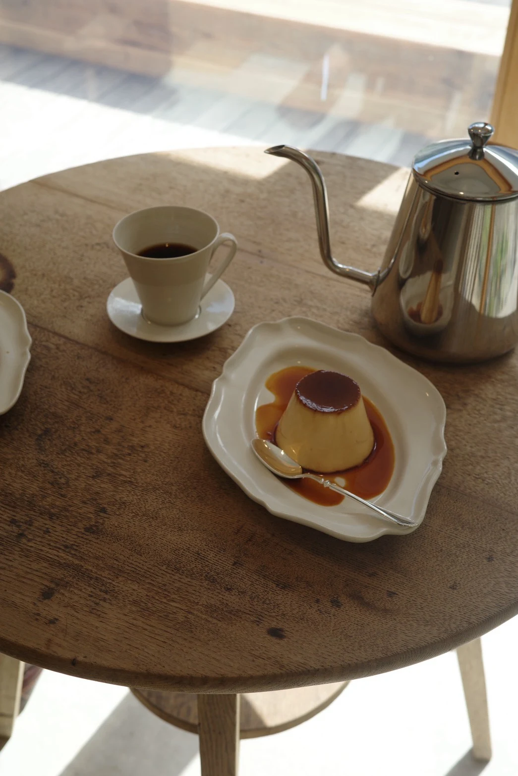 自然光の中の喫茶白雫のプリンと珈琲、ポット